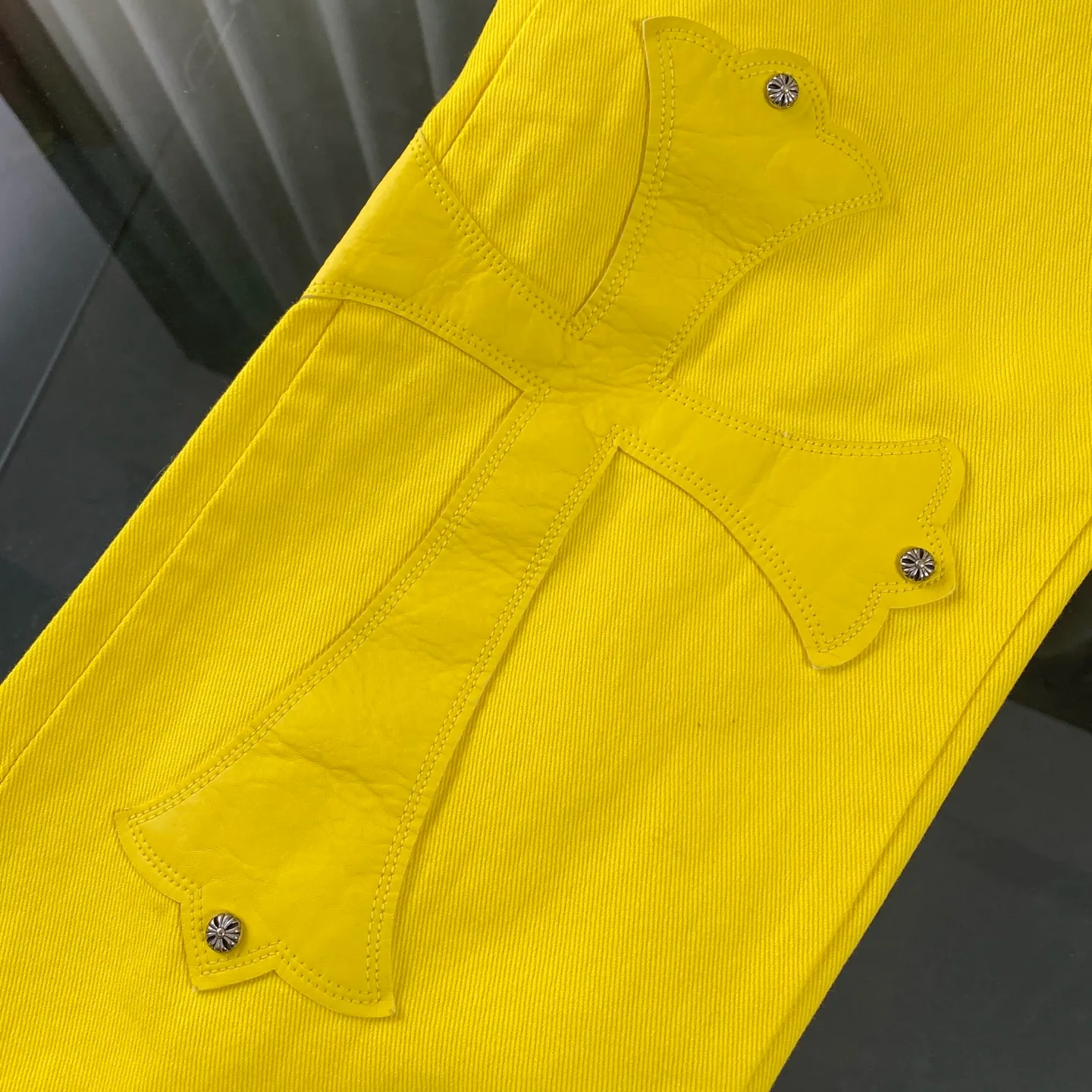 P270 CH Chromehearts 2025 new Paris-limited yellow large cross jeans, top ceiling quality, styles with different wash textures, very friendly to people with thin legs and thick legs, the straight and loose version is very flattering to the leg shape, the moderate length that never goes out of style, easy and casual to match, the basic style of various styles, a must-have in the wardrobe! The fabric is stiff but also makes the upper body soft without losing texture. The washing process is even more perfect. It is a must-have item for everyone! ! ! Washed wheat, hang tag, pants label, three complete labels, color: yellow, size: 28, 30, 32, 34
